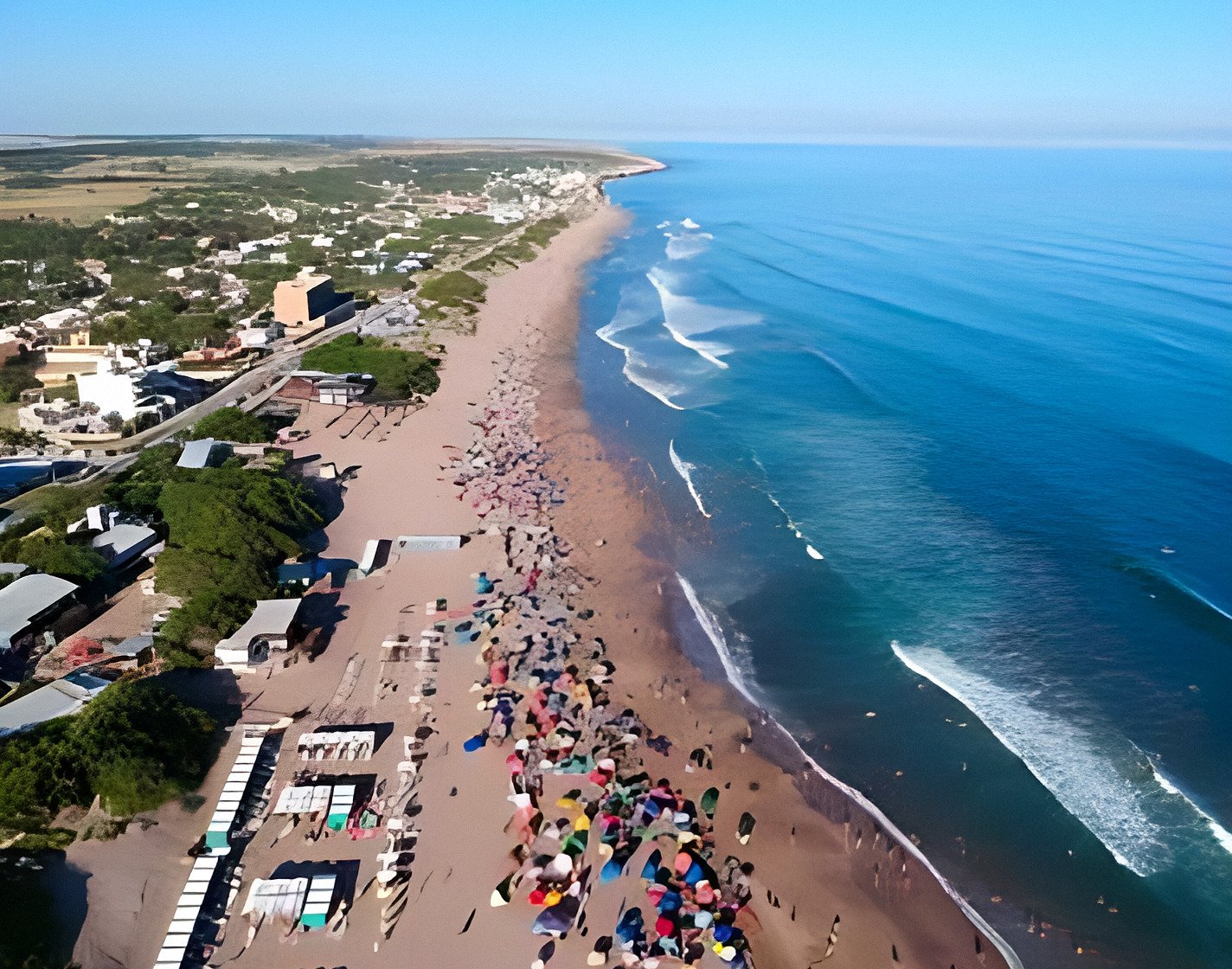 Vista aérea de la playa de Quequén en temporada